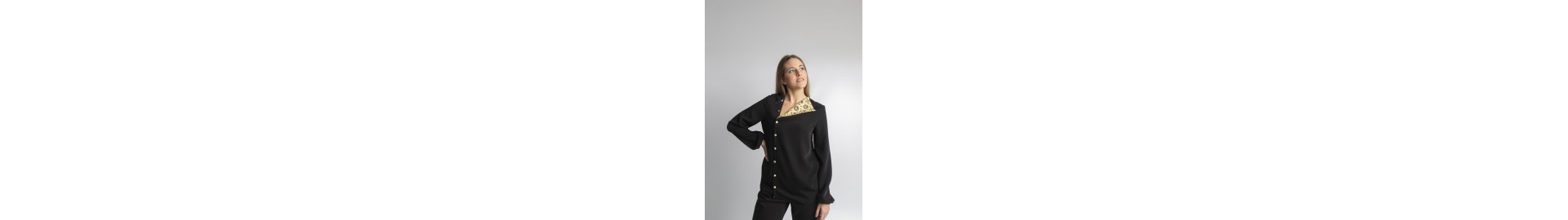 Blusa elegante de mujer, color negro, con solapa estampada, original y muy versátil