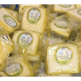 Cuña de un octavo de queso Quinkana semicurado en aceite de oliva Cuña de un octavo de queso Quinkana semicurado en aceite de oliva